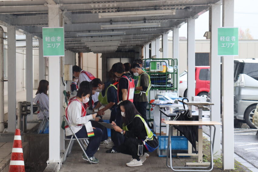 実際の医療救護訓練中の風景。
学生が患者役を担当しています。